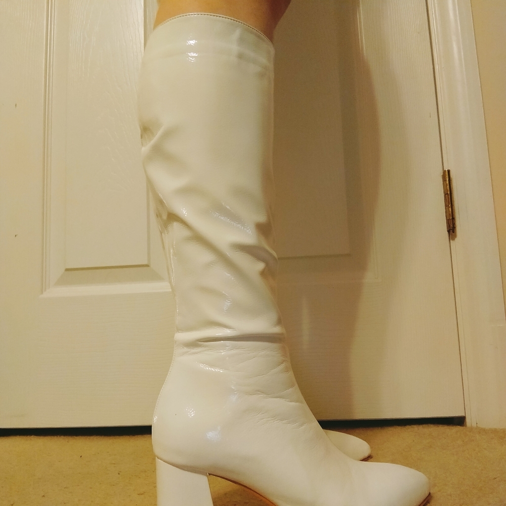Super sexy and cute tall white heeled boots,zipper on side, size 37(petites)